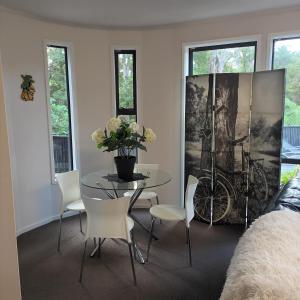 - une salle à manger avec une table et des chaises dans l'établissement Tiwai Waka Retreat, à Wellington