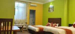 Postel nebo postele na pokoji v ubytování Nepalaya Hotel