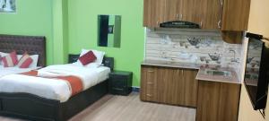 Kuchyň nebo kuchyňský kout v ubytování Nepalaya Hotel