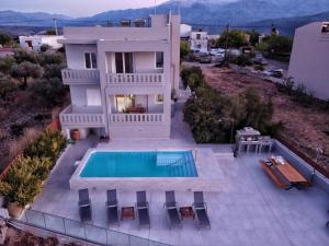 vista aerea di una casa con piscina di Villa Kelaidis a Megála Khoráfia