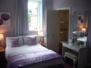 A bed or beds in a room at Lauren House