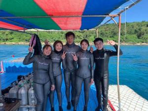 a group of people in wet suits on a boat at 墾丁藍洞青旅 Blue Hole Backpacker Inn in Hengchun South Gate