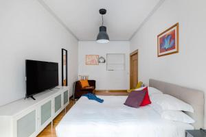 A television and/or entertainment centre at Elegant Apartment Via Veneto by Varental