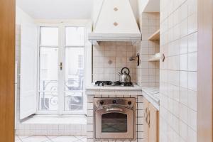 A kitchen or kitchenette at Elegant Apartment Via Veneto by Varental