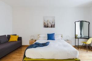 A bed or beds in a room at Elegant Apartment Via Veneto by Varental