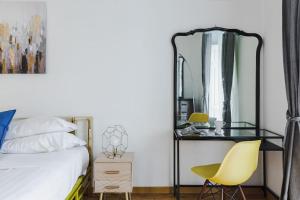 A bed or beds in a room at Elegant Apartment Via Veneto by Varental