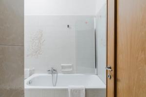 A bathroom at Elegant Apartment Via Veneto by Varental