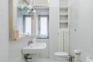 A bathroom at Elegant Apartment Via Veneto by Varental