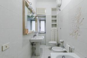 A bathroom at Elegant Apartment Via Veneto by Varental