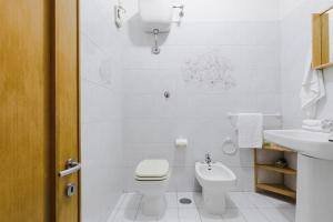 A bathroom at Elegant Apartment Via Veneto by Varental
