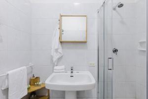 A bathroom at Elegant Apartment Via Veneto by Varental