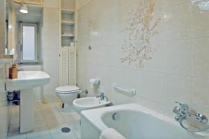A bathroom at Elegant Apartment Via Veneto by Varental