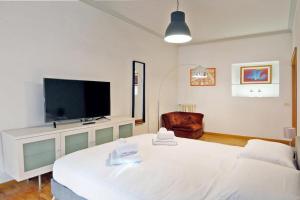 A television and/or entertainment centre at Elegant Apartment Via Veneto by Varental