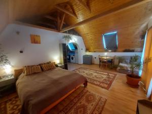 Posteľ alebo postele v izbe v ubytovaní Attila-Apartman Budaörs