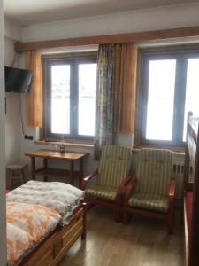 Televízia a/alebo spoločenská miestnosť v ubytovaní Villa jumper widok na całe Tatry łazienka nie jest w pokoju i jest wspólna z innymi ludźmi
