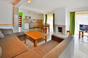 ein Wohnzimmer mit einem Sofa und einem Tisch in der Unterkunft Semi-detached houses, Sarbinowo in Sarbinowo