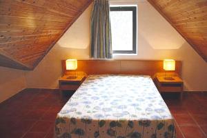 ein Schlafzimmer mit einem Bett und zwei Lampen an Tischen in der Unterkunft Chalet in Lagoa with Natural Pools Nearby in Rosário-Lagoa + 26 Fotos