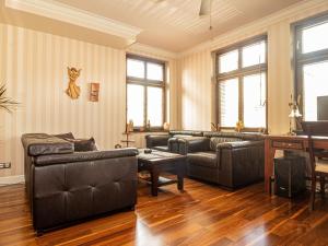 斯維諾烏伊希切的住宿－holiday home, Swinoujscie，客厅配有沙发和桌子