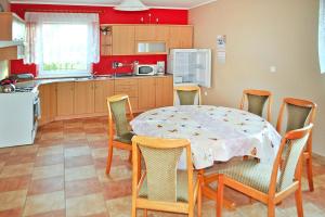 cocina con mesa y sillas en Holiday flat, Stepnica, en Stepnica