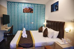 una habitación de hotel con una cama con un animal. en Clarissa Resort Goa, en Saligao