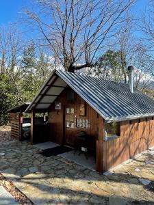 una piccola cabina in legno con tetto in metallo di Villa Lochia - Η καλύβα του Τρύφωνα a Rámia