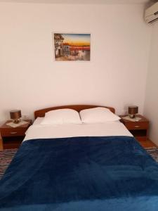 Un pat sau paturi într-o cameră la Vila Ivka Gardens