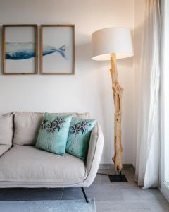 a living room with a couch and a lamp at Appartement Arenal in Jávea