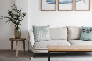 a living room with a couch and a table at Appartement Arenal in Jávea