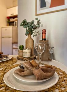 einen Tisch mit einem Teller und einem Glas Wein in der Unterkunft Studio Central Square in Gospić