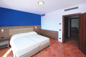 Letto o letti in una camera di Holiday resort Ai Pozzi Village Spa Resort Loano - ILI02226-SYA