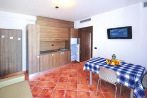 Cucina o angolo cottura di Holiday resort Ai Pozzi Village Spa Resort Loano - ILI02226-SYA