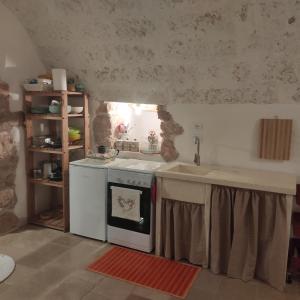 a kitchen with a sink and a stove at Liama sull'Aia in Marina di Pescoluse