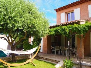 Κήπος έξω από το Holiday Home in Pertuis with Private Pool