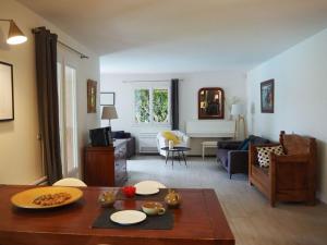 a living room with a table and a couch at Holiday House, Pertuis in Pertuis