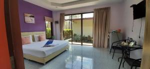 Postel nebo postele na pokoji v ubytování Phuket Sirinapha Resort