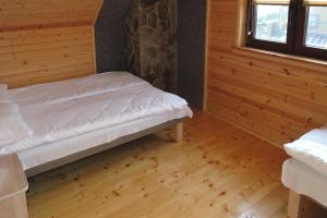 una camera da letto con un letto in una stanza di legno di Terraced House in Rewal near Baltic Beach a Rewal
