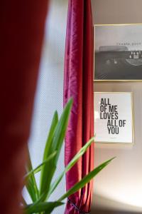 a sign that says all me loves all of you next to a curtain at Best Western Hotel Lakmi Nice in Nice