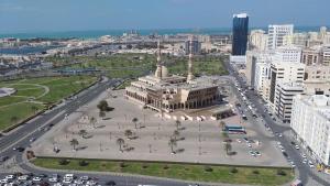 una vista aérea de un edificio de una ciudad en AL HAYAT HOTEL en Sharjah