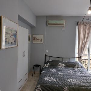 Schlafzimmer mit einem Bett und einem Fenster in der Unterkunft Yolanda Studios in Piräus