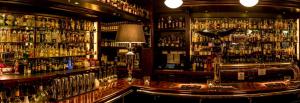 een bar met veel flessen alcohol bij Colonial Café Pension in Werder