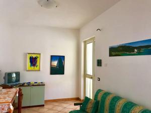 ein Wohnzimmer mit Sofa und Fernseher in der Unterkunft Villa I Gemelli in Vieste