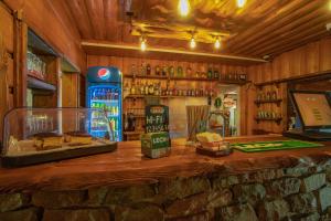 River Park Zator SPA RESORT في زاتور: طاولة في حانة بها آلة مشروبات غازية