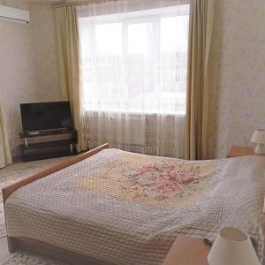 1 dormitorio con 1 cama grande y ventana en У КоТа, en Vínnytsia