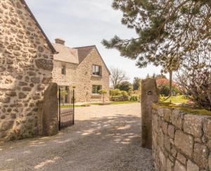 MontfarvilleFleur & Mer的石屋,有门和石墙