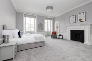 En eller flere senge i et værelse på JOIVY Luxurious Apt on Notable George Street