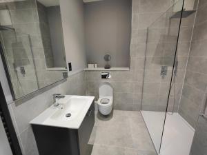 Et badeværelse på JOIVY Luxurious Apt on Notable George Street