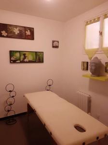 ein weißes Zimmer mit einem Holztisch in der Ecke in der Unterkunft Appartement de 3 chambres avec wifi a Beaucaire in Beaucaire