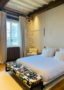 A bed or beds in a room at Domaine Truffier du Grand Merlhiot