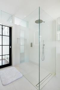 Kupatilo u objektu Superb 3 Bed/Bath Luxury + Ibiza Roof Terrace