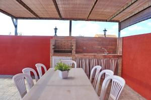 een tafel en stoelen op een patio met een open haard bij Chalet Brisa Veraniega in Conil de la Frontera